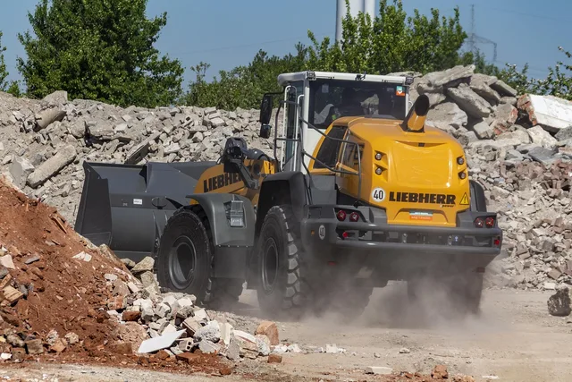 construction machine, construction site, wheel loader, liebherr, earthmoving, construction site, wheel loader, wheel loader, liebherr, liebherr, liebherr, liebherr, liebherr. Equipment rental referrals: the habits that generate them